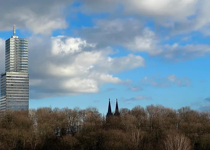 Domspitzen-blick, Cooles 2 Mit Indoor-swimmingpool Auf Dem Dach, Kueche Und Smart-tv