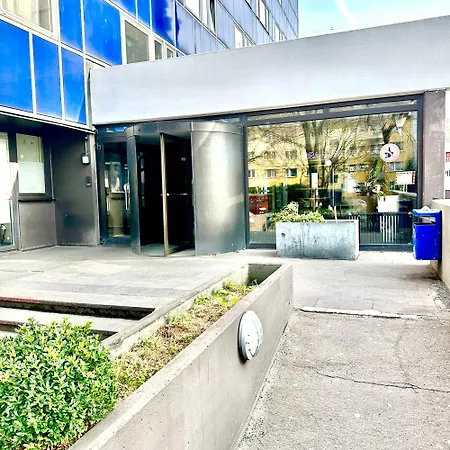 Domspitzen-blick, Cooles 2 Mit Indoor-swimmingpool Auf Dem Dach, Kueche Und Smart-tv * Cologne