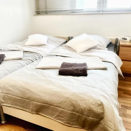 Domspitzen-blick, Cooles 2 Mit Indoor-swimmingpool Auf Dem Dach, Kueche Und Smart-tv Köln