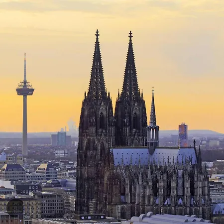 Domspitzen-blick, Cooles 2 Mit Indoor-swimmingpool Auf Dem Dach, Kueche Und Smart-tv Apartman
